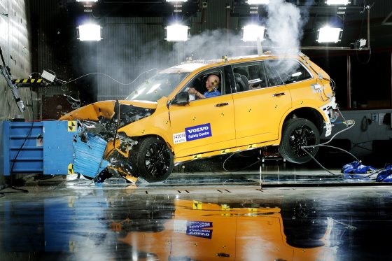 150040_the_all_new_volvo_xc90_front_offset_crash_test_1800x1800-424432