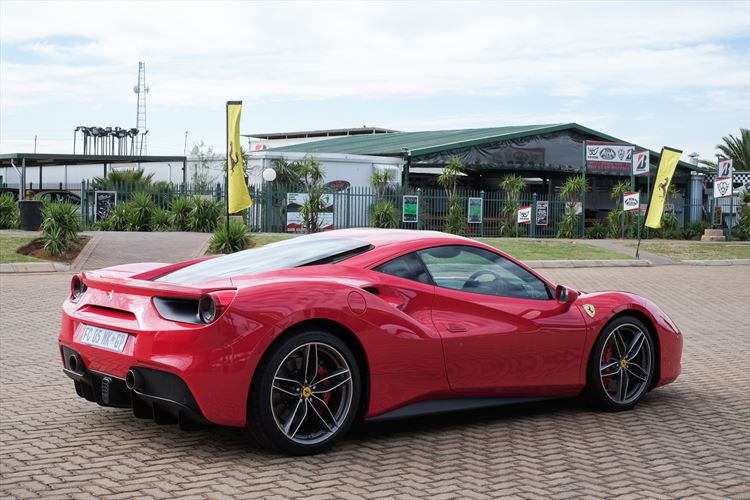 passione-ferrari-4_880x500