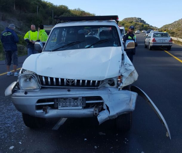 Bakkie and Taxi collide in Fishhoek injuring five (2)